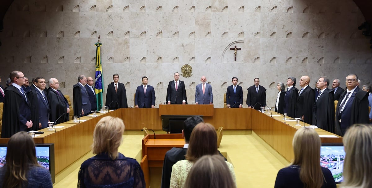 Plenário do Supremo Tribunal Federal com ministros em sessão solene sobre julgamento previdenciário