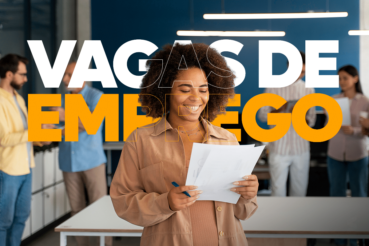 Distribuição das oportunidades de trabalho nas agências da capital Candidata feliz analisando documentos sobre vagas de emprego disponíveis nas agências do trabalhador