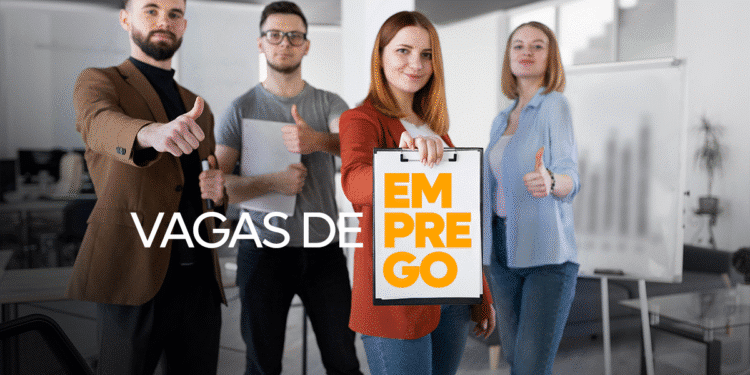 Grupo de jovens profissionais com prancheta e gesto de aprovação, simbolizando oportunidades de emprego e estágio.