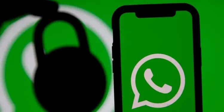 Smartphone com logotipo do WhatsApp em tela verde, com silhueta de cadeado ao lado, simbolizando a vulnerabilidade de segurança e bloqueio de dados com o vazemento de dados do whatsapp.