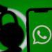 Smartphone com logotipo do WhatsApp em tela verde, com silhueta de cadeado ao lado, simbolizando a vulnerabilidade de segurança e bloqueio de dados com o vazemento de dados do whatsapp.