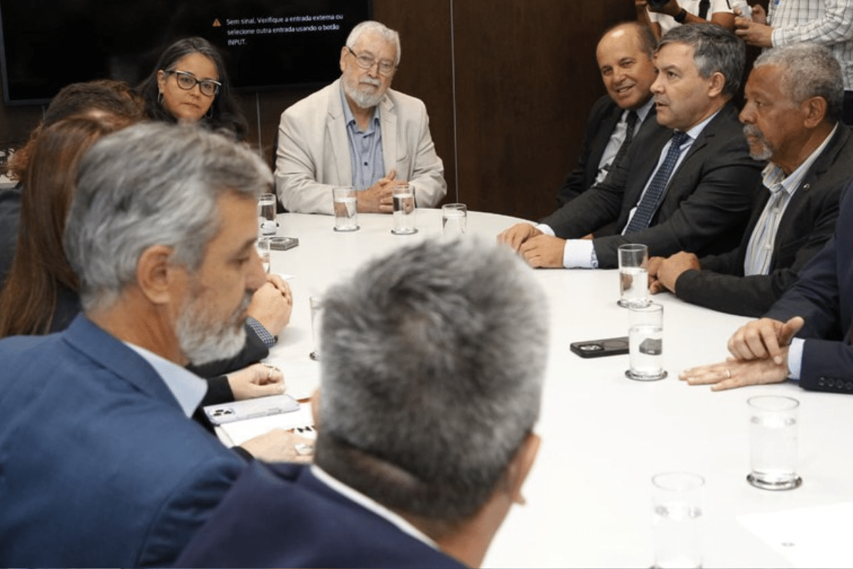 Reunião de representantes de entidades e autoridades discutindo o aumento do auxílio-alimentação no governo federal.