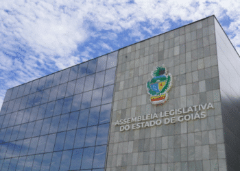 Fachada da Assembleia Legislativa do Estado de Goiás (ALEGO) com céu azul ao fundo.