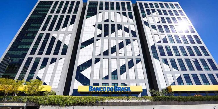 Fachada do prédio do Banco do Brasil com desenho geométrico em preto e branco e letreiro amarelo e azul