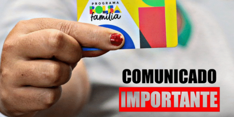 Pessoa segurando o cartão do Bolsa Família com aviso de “Comunicado Importante”.