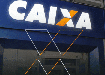 Fachada de uma agência da Caixa Econômica Federal com a logo em destaque.