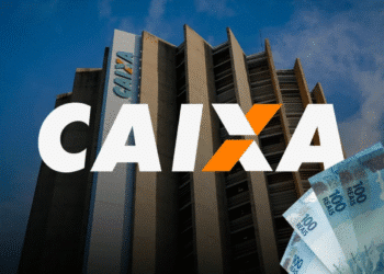 Prédio da Caixa Econômica Federal com logo CAIXA em branco e laranja, fundo de céu azul e notas de 100 reais espalhadas.