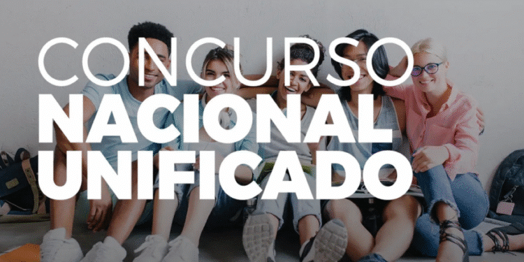 Grupo de jovens estudantes sentados no chão, sorrindo e com mochilas, com o texto "Concurso Nacional Unificado" sobreposto em letras brancas grandes.