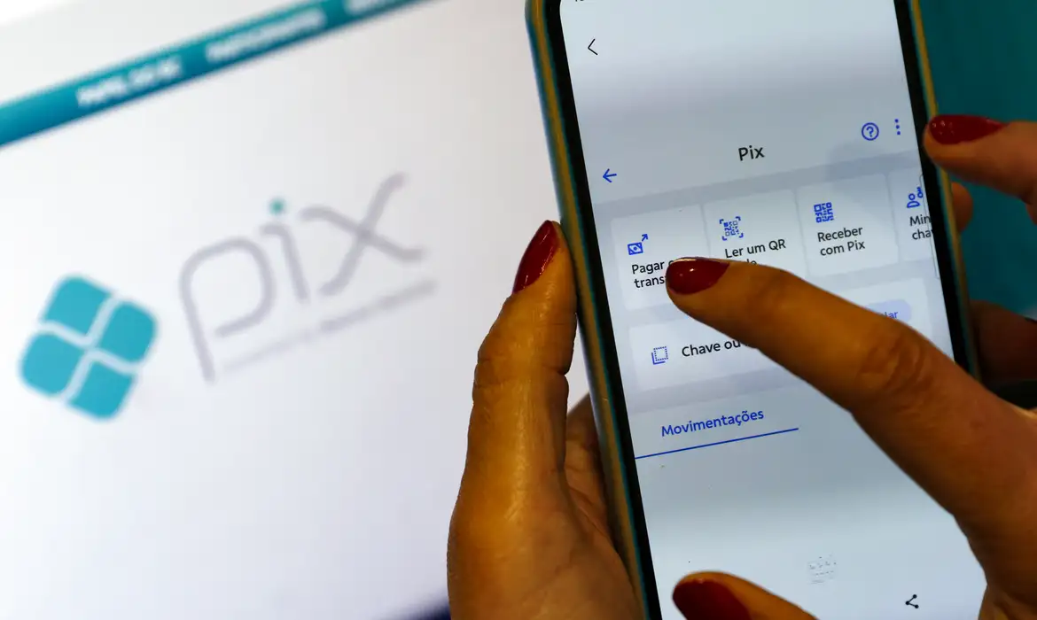 Pix: A Nova Preferência para Pagamentos Online. Tela de celular mostrando opções de pagamento Pix e logo do Pix ao fundo.