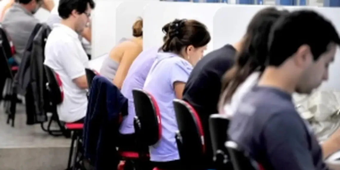 Jovens estudantes concentrados em sala de aula estudando