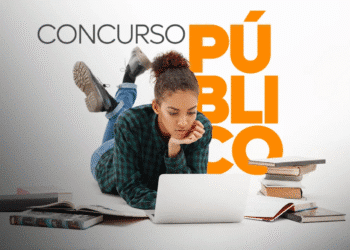 Pessoa estudando com notebook e livros, representando preparação para concurso público