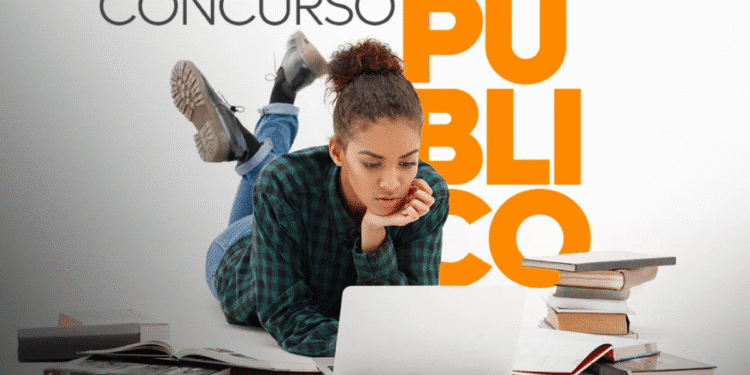 Pessoa estudando com notebook e livros, representando preparação para concurso público