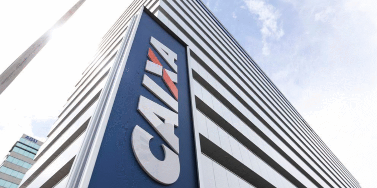 Prédio moderno da Caixa Econômica Federal com fachada azul e logo em destaque