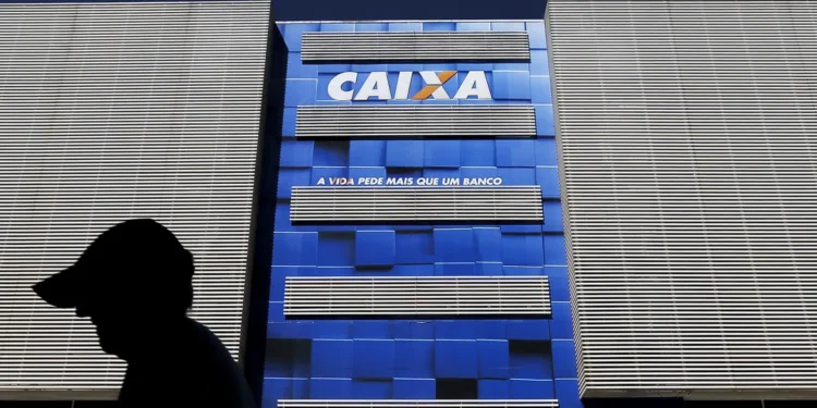 Fachada azul com o logo da Caixa Econômica Federal e frase "A vida pede mais que um banco" em destaque