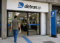 Candidato entra em uma unidade do Detran-SP, representando o novo concurso com 145 vagas.