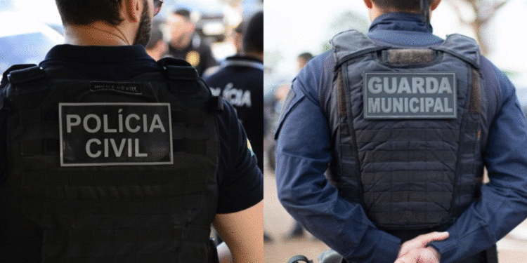 Imagem de um policial civil e guarda municipal de costas.