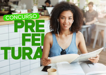 Imagem de uma jovem mulher com cabelo cacheado, usando fones de ouvido brancos e óculos pendurados na blusa, sorrindo enquanto lê um livro em uma cafeteria moderna, com o texto "CONCURSO PREFEITURA" em verde sobreposto.