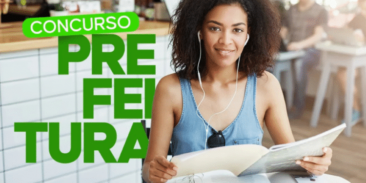 Imagem de uma jovem mulher com cabelo cacheado, usando fones de ouvido brancos e óculos pendurados na blusa, sorrindo enquanto lê um livro em uma cafeteria moderna, com o texto "CONCURSO PREFEITURA" em verde sobreposto.