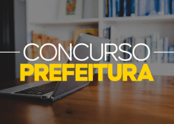 Imagem ilustrativa de concurso público da prefeitura com notebook sobre a mesa.