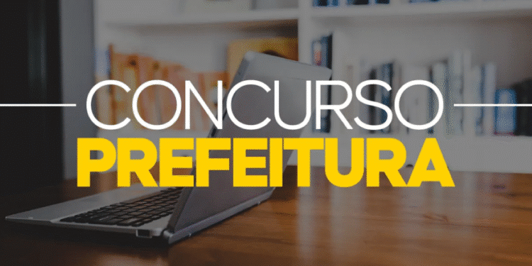 Imagem ilustrativa de concurso público da prefeitura com notebook sobre a mesa.