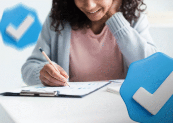 Pessoa preenchendo ficha de inscrição com lápis e ícones de confirmação ao redor.