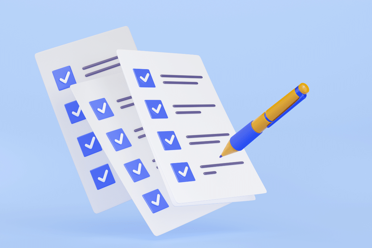 Documentos com listas de tarefas e marcações em checklist azuis com uma caneta azul e amarela