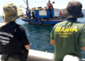 Agentes federais do IBAMA e ICMBio em ação de fiscalização de pesca em barco no mar