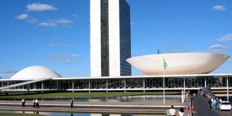 Congresso Nacional em Brasília, local da recente aprovação de crédito suplementar de R$ 42,228 bilhões para benefícios sociais e Bolsa Família, e ampliação de servidores do MEC.