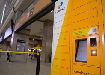 Locker dos Correios instalado em estação de trem utilizado como ilustração sobre o adiamento das convocações do concurso.