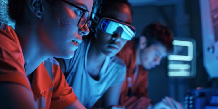 Grupo de jovens em ambiente futurista, trabalhando com computadores e óculos de realidade virtual, representando a inovação.