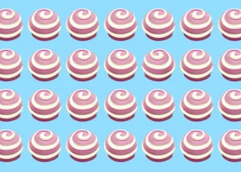 Desafio visual com fileiras de doces rosa e branco para encontrar o doce diferente.