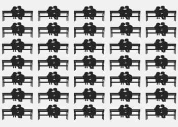 Desafio visual com um padrão repetido de silhuetas de casais abraçados sentados em bancos pretos sobre fundo branco