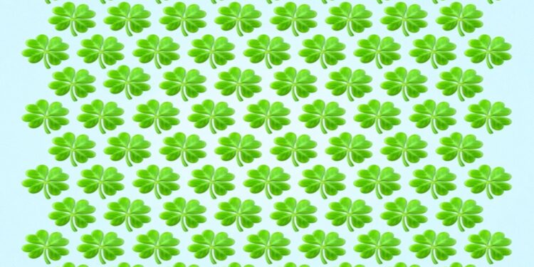 Desafio visual com diversos trevos-de-quatro-folhas verdes alinhados em padrão organizado