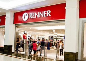 Fachada da loja Renner com letreiro vermelho e pessoas entrando no estabelecimento
