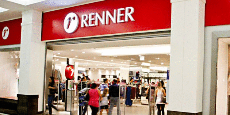 Fachada da loja Renner com letreiro vermelho e pessoas entrando no estabelecimento