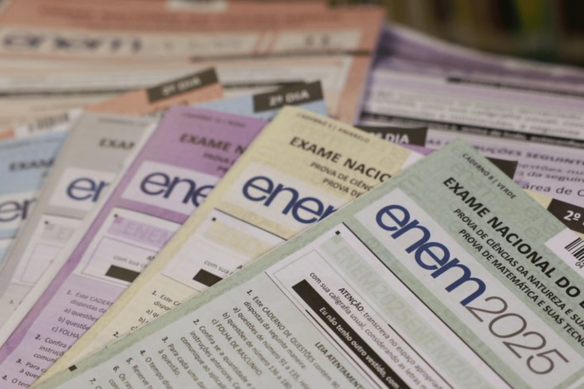 Provas enem 2025 Diversos cadernos de provas do ENEM 2025 em várias cores, empilhados e organizados por dias e áreas do conhecimento