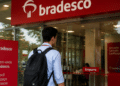 Estudante chegando a uma agência do Bradesco para iniciar oportunidade de estágio.