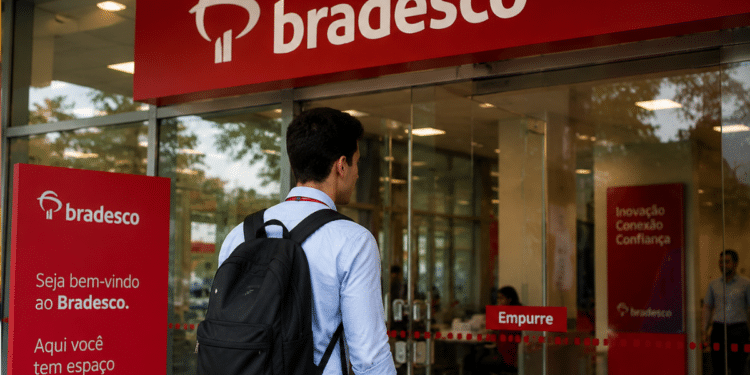 Estudante chegando a uma agência do Bradesco para iniciar oportunidade de estágio.