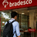 Estudante chegando a uma agência do Bradesco para iniciar oportunidade de estágio.