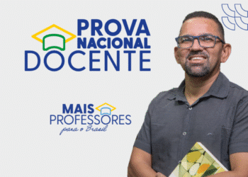 Logotipo da Prova Nacional Docente (PND) e programa Mais Professores para o Brasil com professor sorrindo e segurando livro.