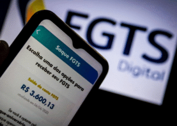 Celular exibindo saldo FGTS de R$ 3.600,13 atualizado em 06/04/2020 com opção de saque, ao fundo logotipo FGTS Digital.