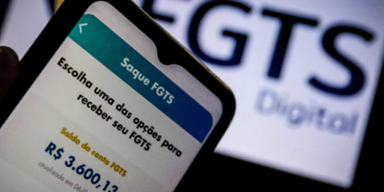 Celular exibindo saldo FGTS de R$ 3.600,13 atualizado em 06/04/2020 com opção de saque, ao fundo logotipo FGTS Digital.