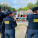 Três agentes da Guarda Civil Municipal vigiando área com público ao redor do lago em evento ao ar livre