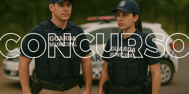 Guardas municipais uniformizados em posição de atenção representando carreira de segurança pública