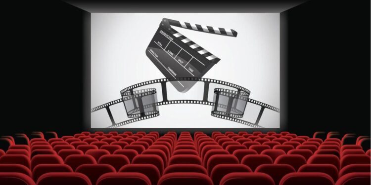 Cinema escuro com assentos vermelhos vazios, tela grande exibindo um claquete e rolos de filmes, simbolizando a nostalgia e o retorno das grandes sequências cinematográficas.