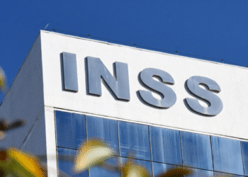 Fachada de prédio do INSS com letras em destaque na parte superior.