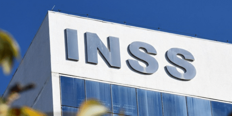 Fachada de prédio do INSS com letras em destaque na parte superior.