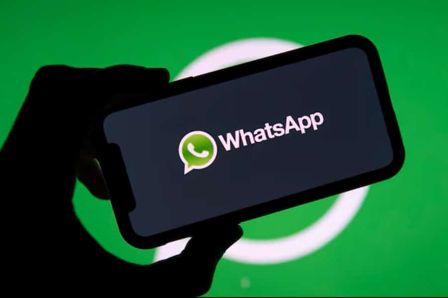 Vulnerabilidade de Busca do WhatsApp na Versão Web – Estudo de Viena Logotipo do WhatsApp em tela de smartphone, com fundo verde, ilustrando a seção sobre a Metodologia utilizada na extração de 3,5 bilhões de números.