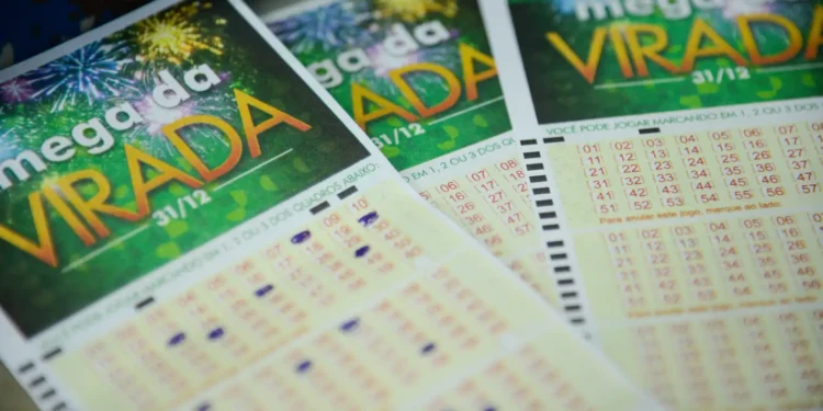 Bilhetes da Mega da Virada 31/12 com números preenchidos em destaque