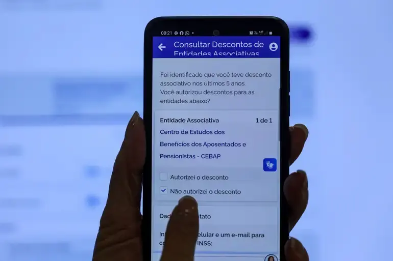 Consultando descontos de entidades associativas no Meu INSS Tela do aplicativo Meu INSS mostrando a opção para autorizar ou não descontos associados.
